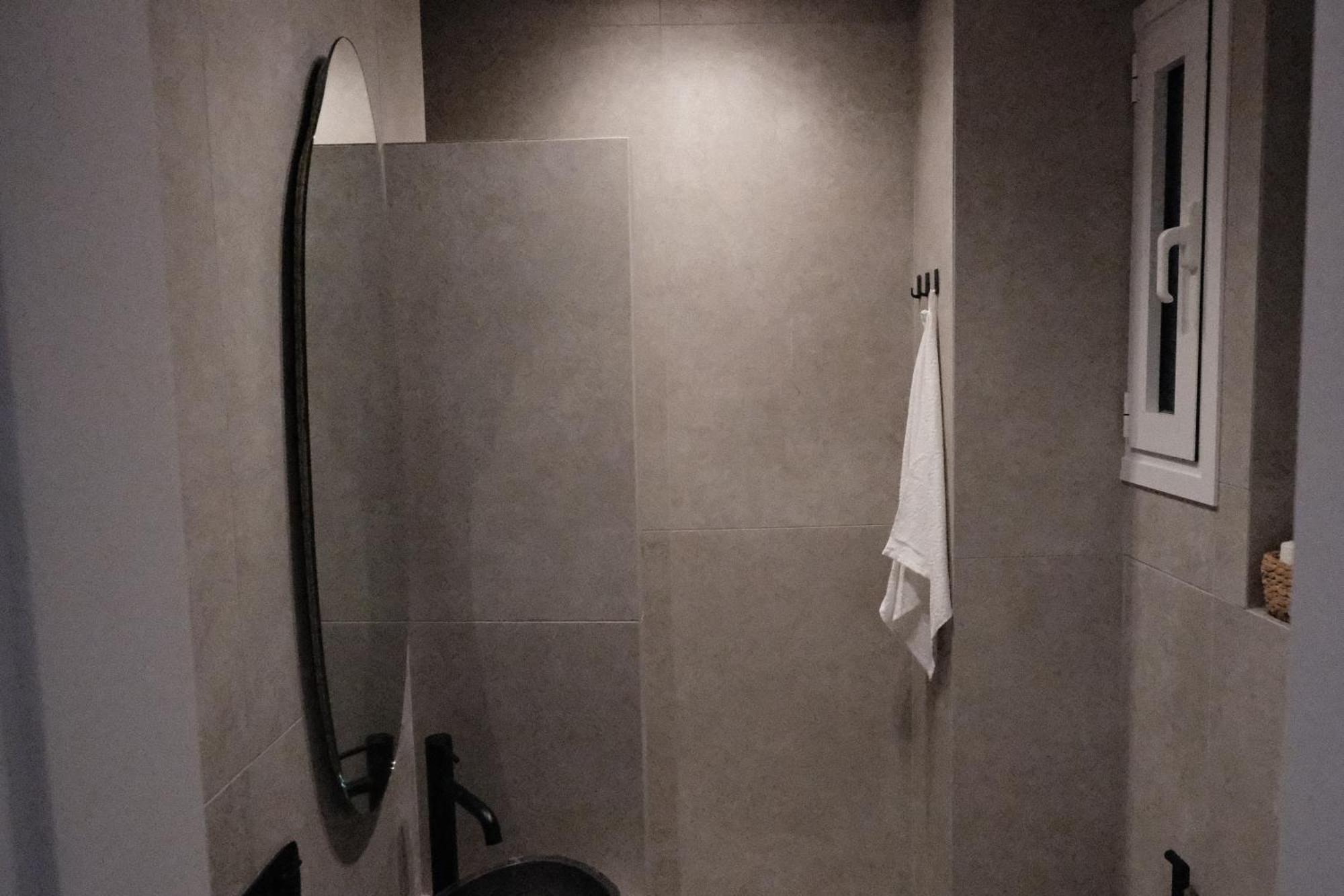 Unique 2bd Design With Airconditioning Near Acropolis *